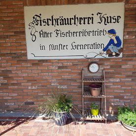 Fischereibetrieb Kuse, Fischerstube und Räucherei direkt and er Promenade von Binz.