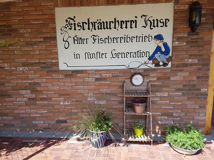 Fischereibetrieb Kuse, Fischerstube und Räucherei direkt and er Promenade von Binz.