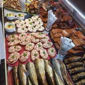Fischereibetrieb Kuse, Fischerstube und Räucherei direkt and er Promenade von Binz.