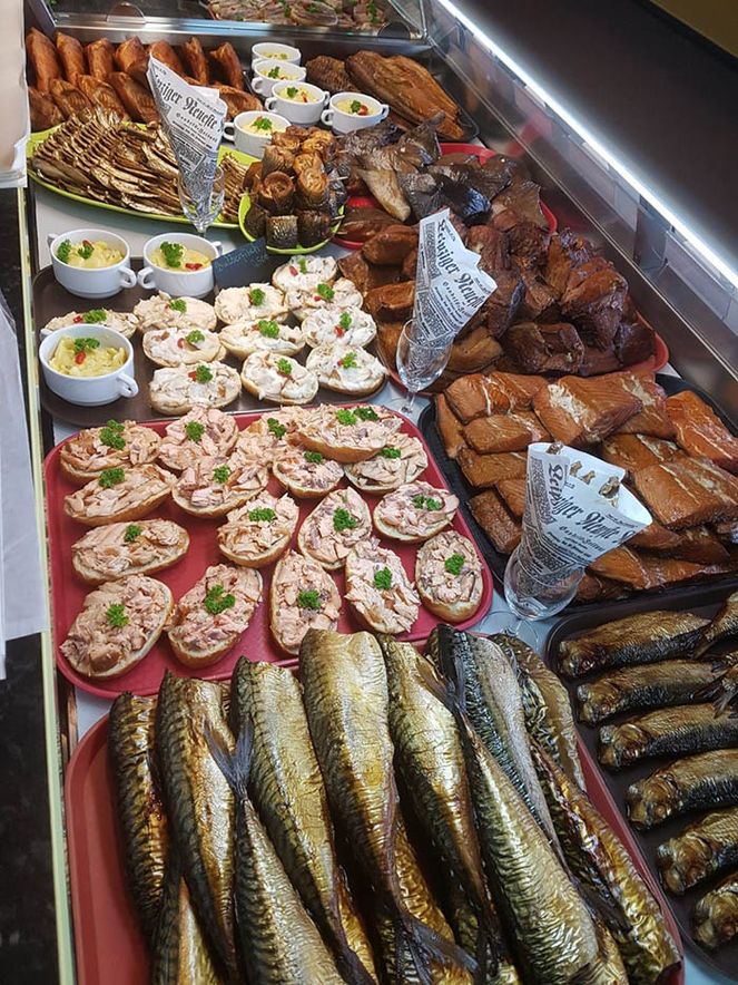Fischereibetrieb Kuse, Fischerstube und Räucherei direkt and er Promenade von Binz.