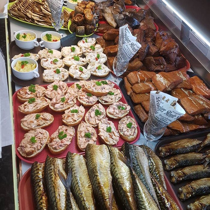 Fischereibetrieb Kuse, Fischerstube und Räucherei direkt and er Promenade von Binz.