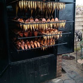 Fischereibetrieb Kuse, Fischerstube und Räucherei direkt and er Promenade von Binz.
