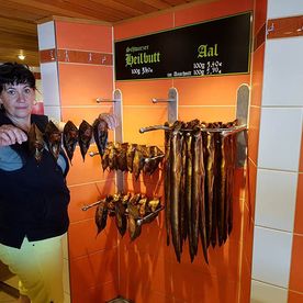 Fischereibetrieb Kuse, Fischerstube und Räucherei direkt and er Promenade von Binz.
