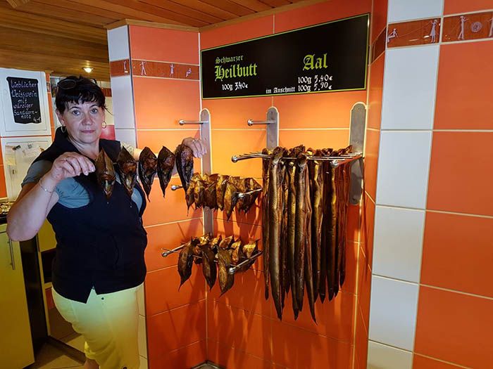 Fischereibetrieb Kuse, Fischerstube und Räucherei direkt and er Promenade von Binz.