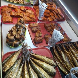 Fischereibetrieb Kuse, Fischerstube und Räucherei direkt and er Promenade von Binz.