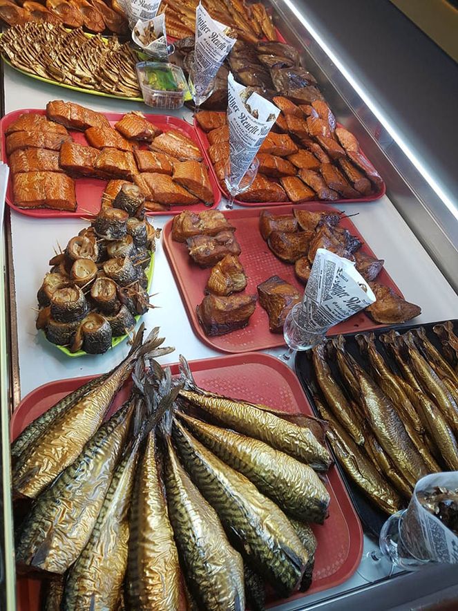 Fischereibetrieb Kuse, Fischerstube und Räucherei direkt and er Promenade von Binz.