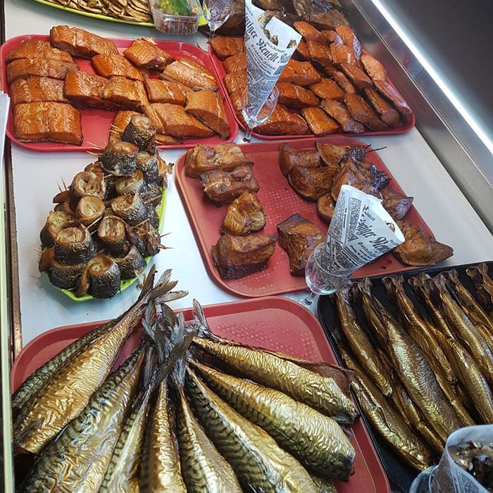Fischereibetrieb Kuse, Fischerstube und Räucherei direkt and er Promenade von Binz.